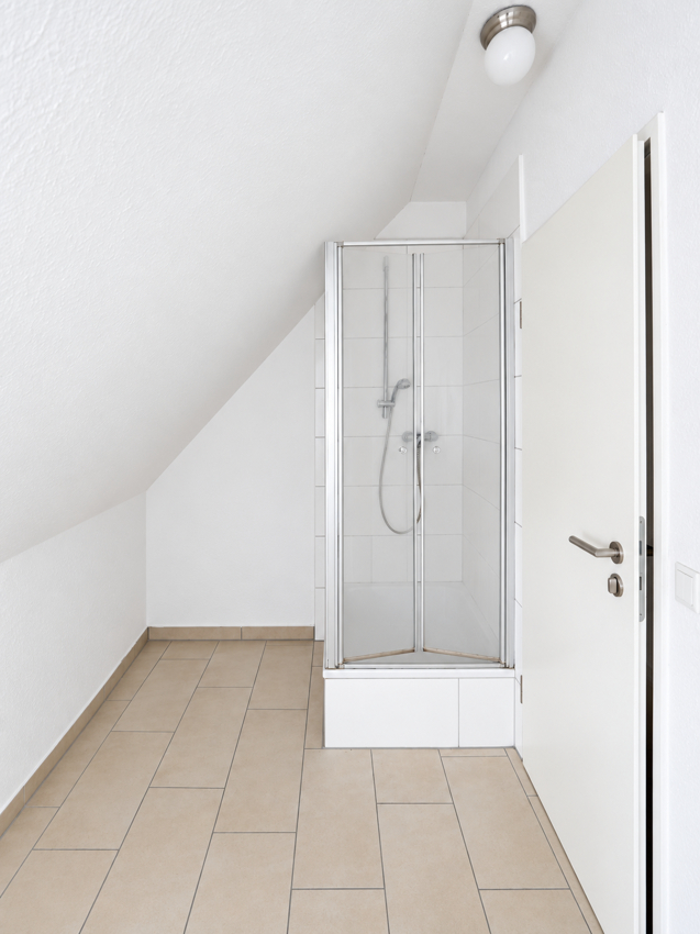 Gemütliche Dachgeschoss-Wohnung in modernem Wohn- und Geschäftshaus - Photo 3